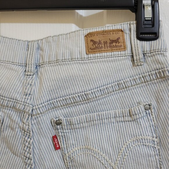 Levi's Striped Shorty Short Size 3, Like New - Picture 4 of 4